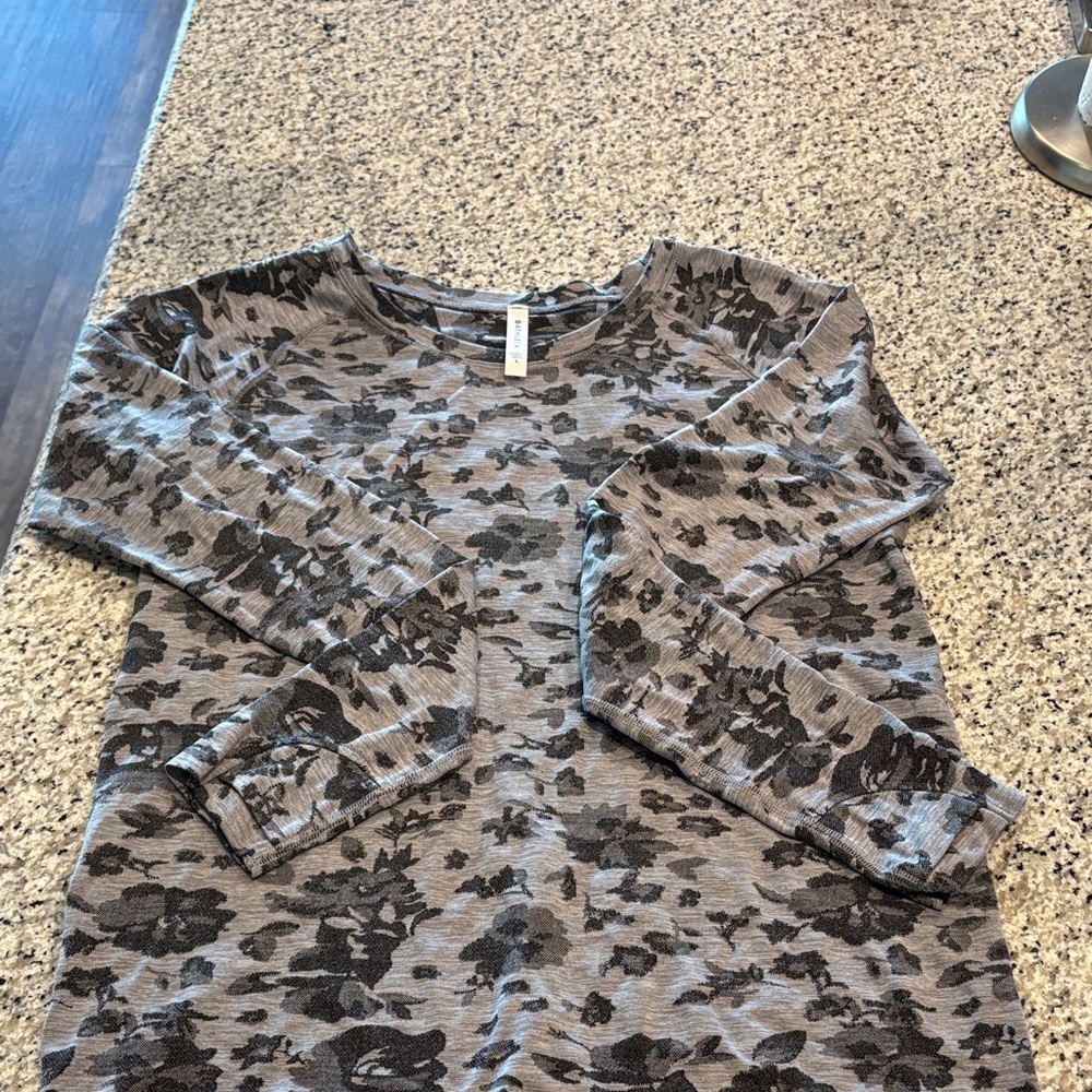 Athleta Gray and Black Floral Momentum Seamless Long Sleeve Top